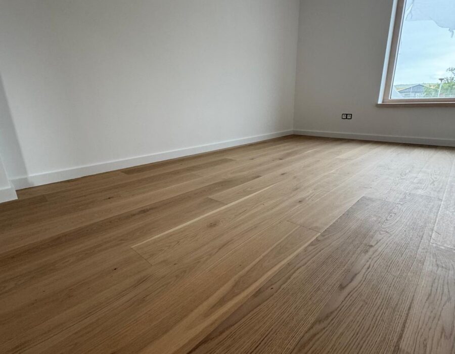 Drevená podlaha Dub Salt Grande + biele soklové lišty