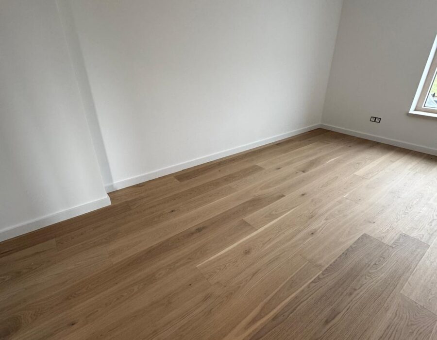 Drevená podlaha Dub Salt Grande + biele soklové lišty