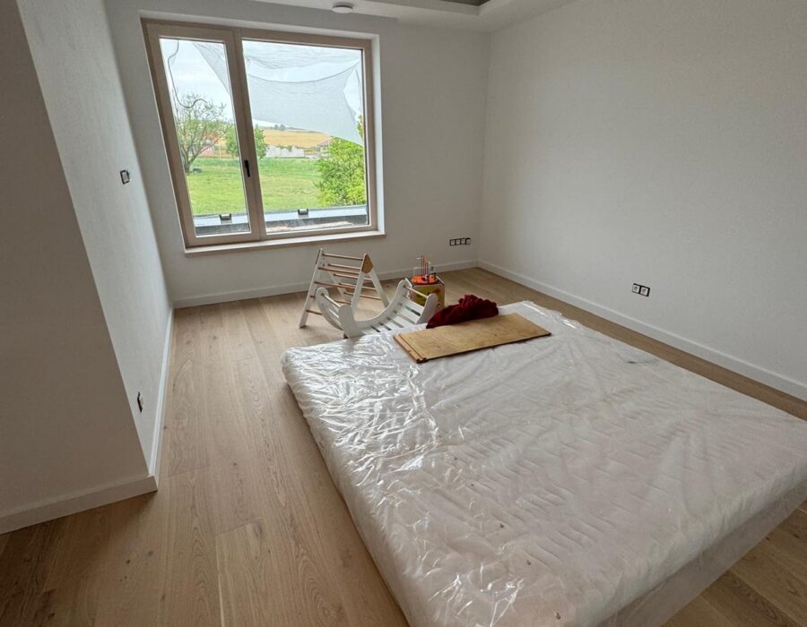 Drevená podlaha Dub Salt Grande + biele soklové lišty