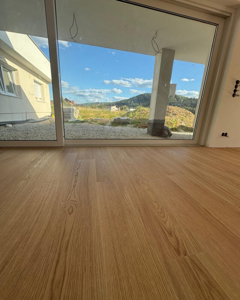 Detailný záber na montáž interiérových dverí