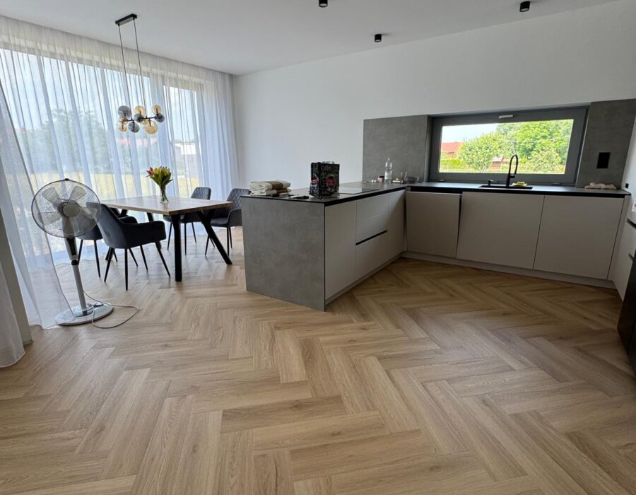 Vinylová podlaha herringbone Dub Harlow CA158 a interiérové bezfalcové dvere Altamura