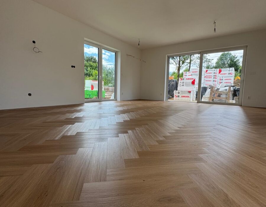 Kompozitná podlaha herringbone Jagerndorf a interiérové dvere DRE v dekore kašmír