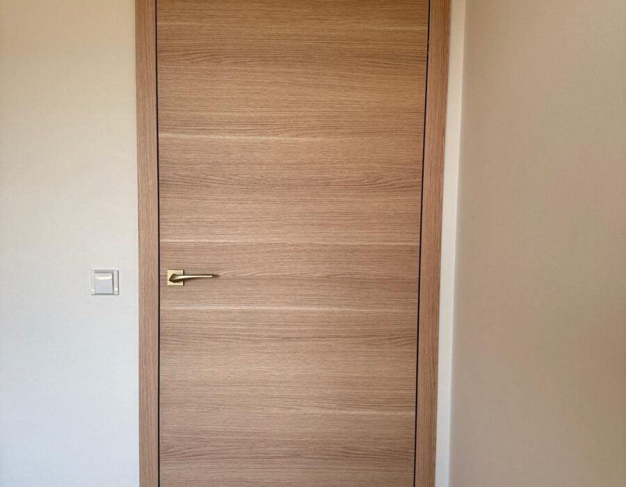 Bezfalcové dvere Solodoor so zlatou kľučkou – byt Petržalka, Bratislava